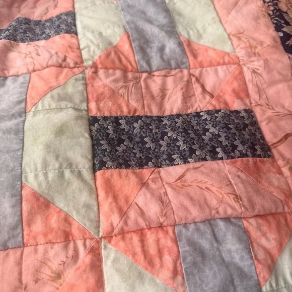 Handmade Patchwork Quilt - Beautiful condition - Picture 10 of 12